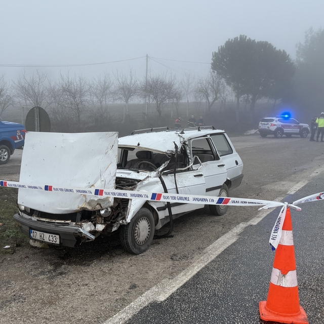 Çanakkale'de tırın dorsesine çarpan otomobilin sürücüsü öldü