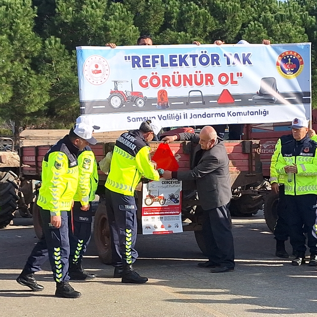 Samsun'da jandarma çiftçilere eğitim verip reflektör dağıttı