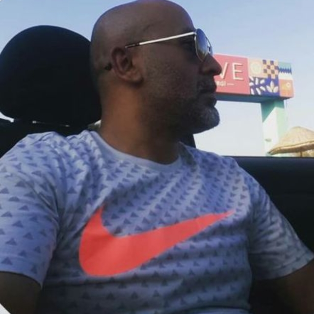 Motosikletin arkasına oturup işletme sahibine ateş açtı; o anlar kamerada