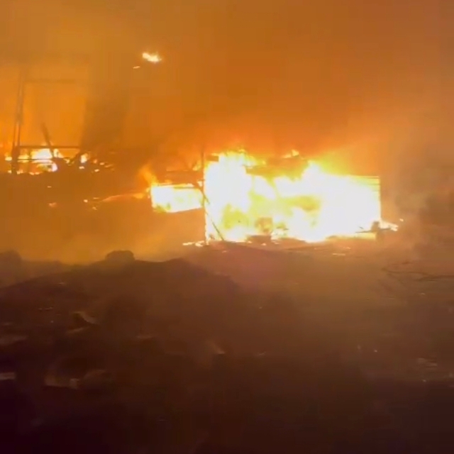 İki katlı prefabrik evde yangın; 1 ölü, 4 kişi dumandan etkilendi