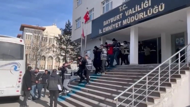 Bayburt merkezli dolandırıcılık operasyonunda yakalanan 4 zanlı tutuklandı