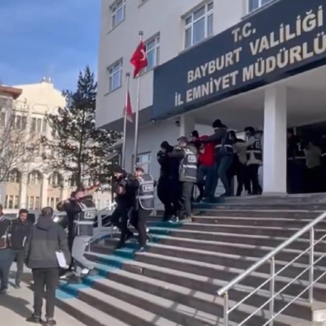 Bayburt merkezli dolandırıcılık operasyonunda yakalanan 4 zanlı tutuklandı