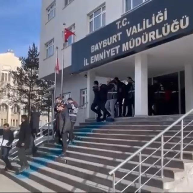 Mersin'de dolandırıcılara yönelik operasyon; baskın polis kamerasında