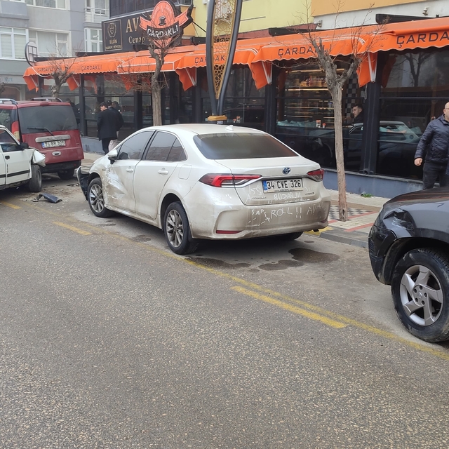 Otomobil, park halindeki 3 araca çarptı; 2 yaralı