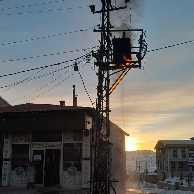 Van'da elektrik trafosunda çıkan yangın söndürüldü