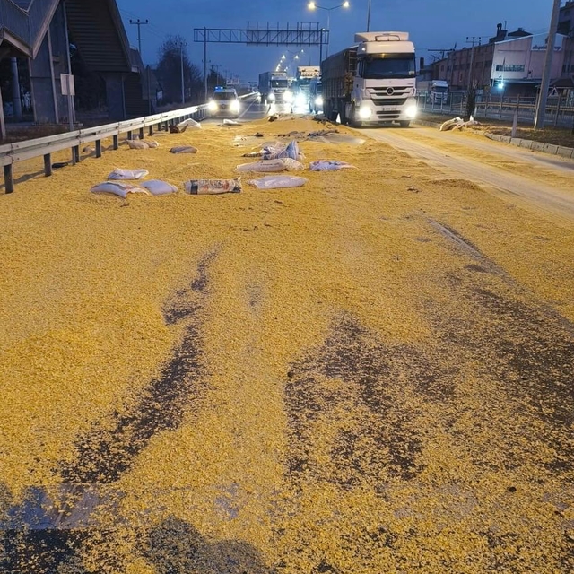 Akşehir'de damperi açık kalan tır, yaya üst geçidine çarptı