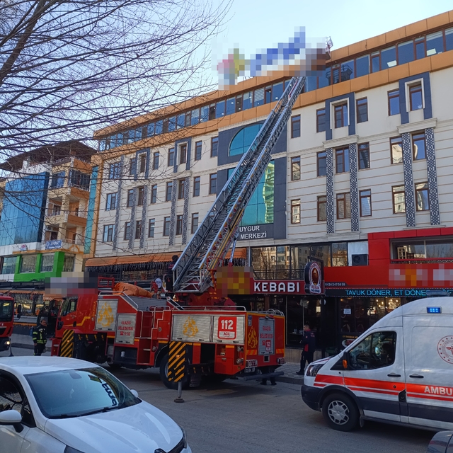 Lokantanın bacasında yangın çıktı, kurs merkezindeki öğrenciler tahliye edi...