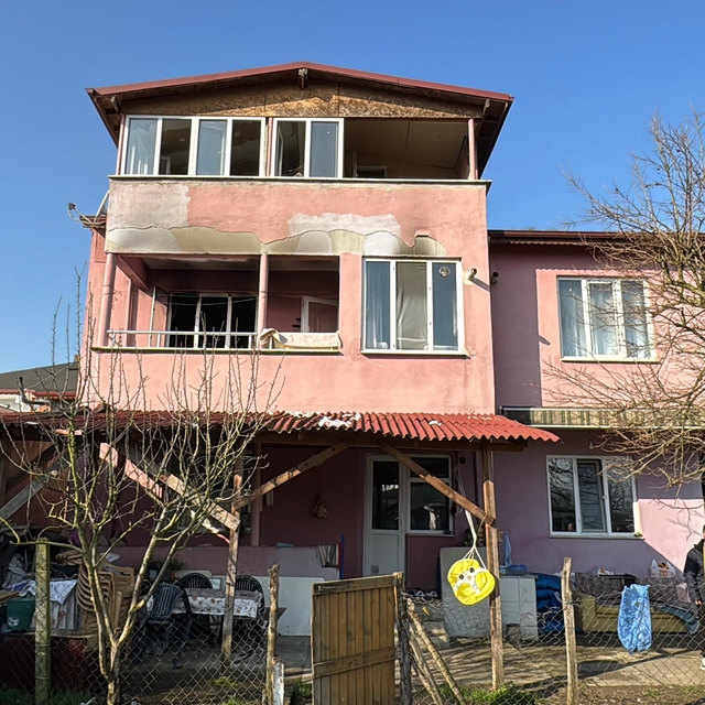 Ev yangınında 2 kişi dumandan etkilendi