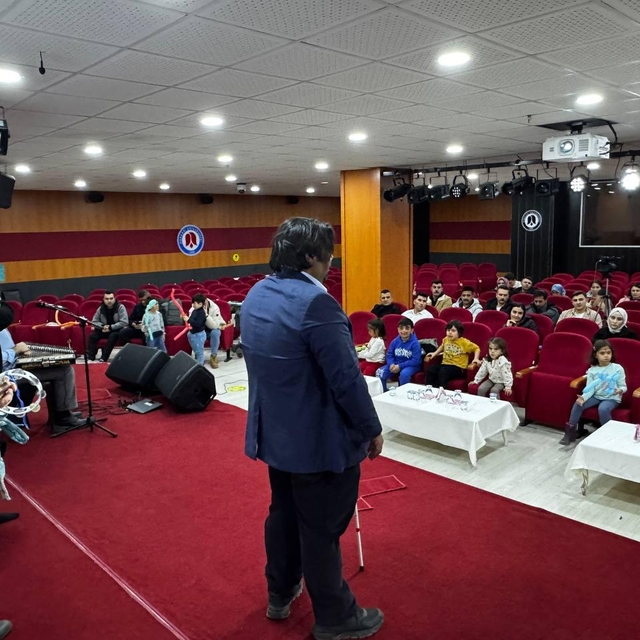 Hakkari'de  "Karagöz ve Hacivat" oyunu sahnelendi