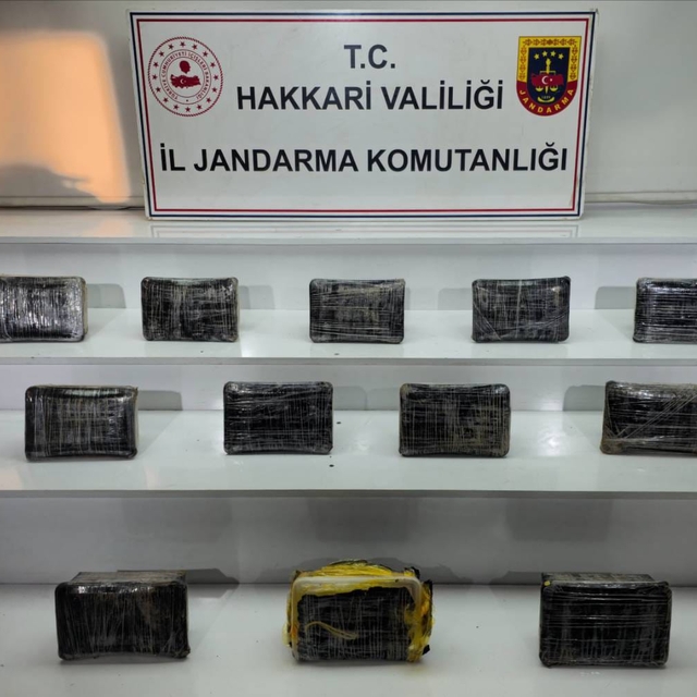 Hakkari'de minibüste 15 kilo 500 gram uyuşturucu ele geçirildi
