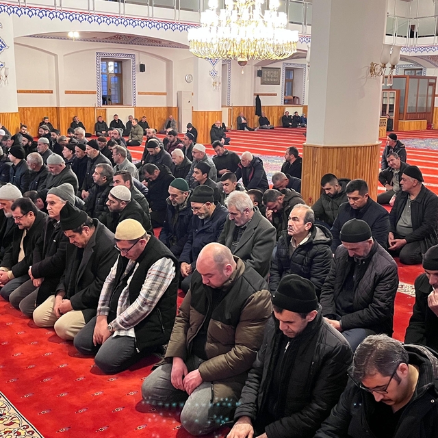 Hacılar Belediye Başkanı Özdoğan, vatandaşlarla sabah namazında buluştu