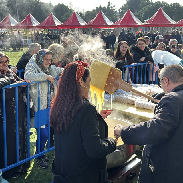 Tekirdağ'da 1 ton mıhlama dağıtıldı, 500 metre kuyruk oluştu