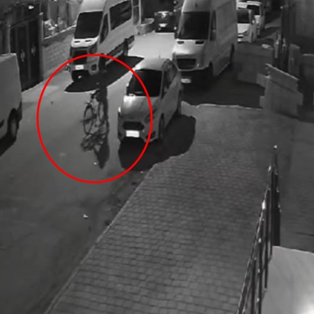 Bisikletle geldiği atölyeden 100 bin liralık malzeme çaldı; hırsızlık kamer...