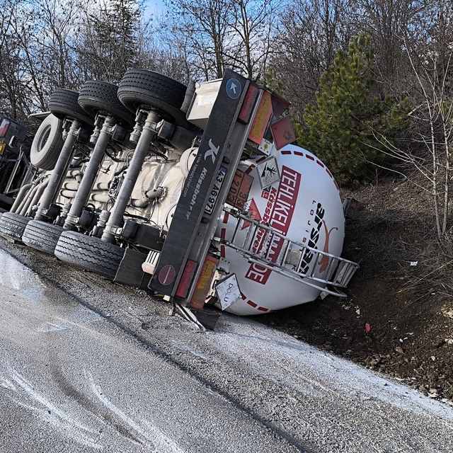 Eskişehir'de devrilen akaryakıt tankerinin sürücüsü öldü