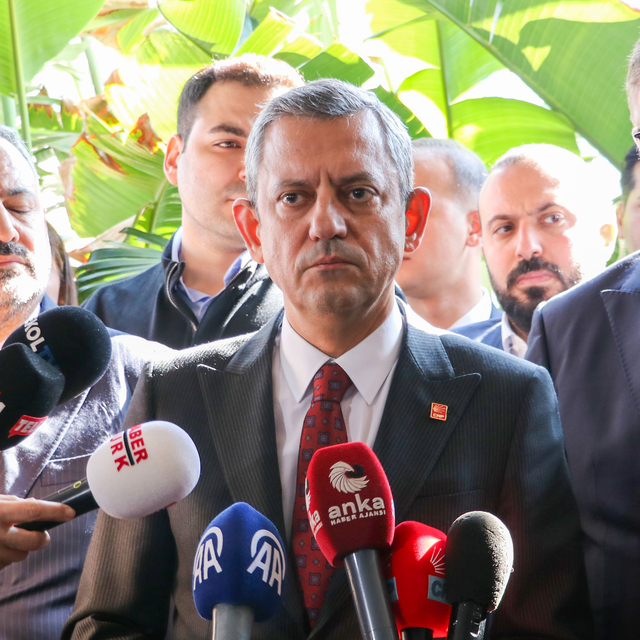 CHP Genel Başkanı Özel, İzmir'de gazetecilerin sorularını yanıtladı: