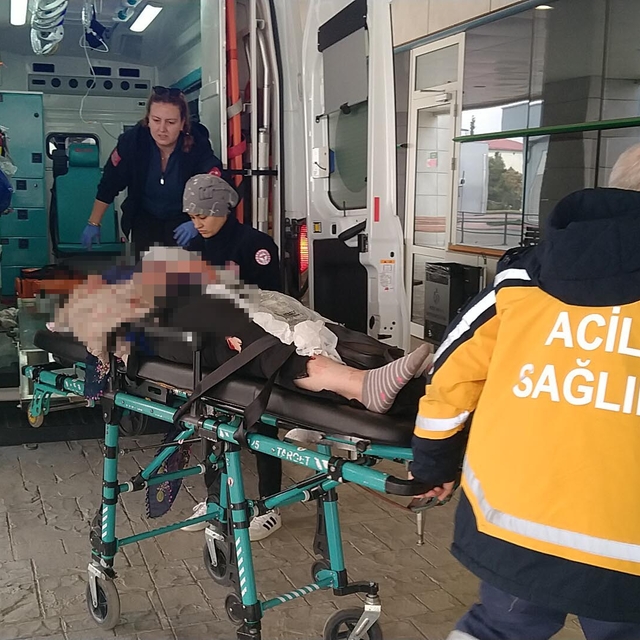 Eski eşi tarafından cadde ortasında bıçaklanan Tuğba, ağır yaralandı