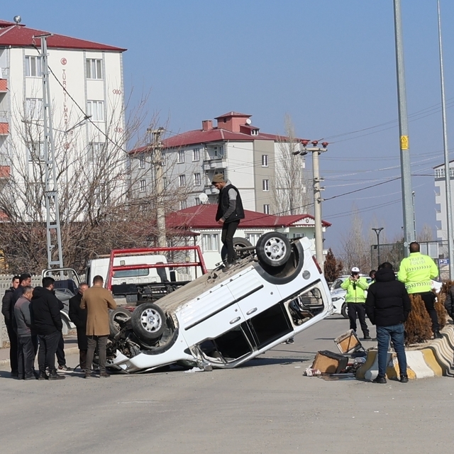 Iğdır'da devrilen araçtaki 2 kişi yaralandı