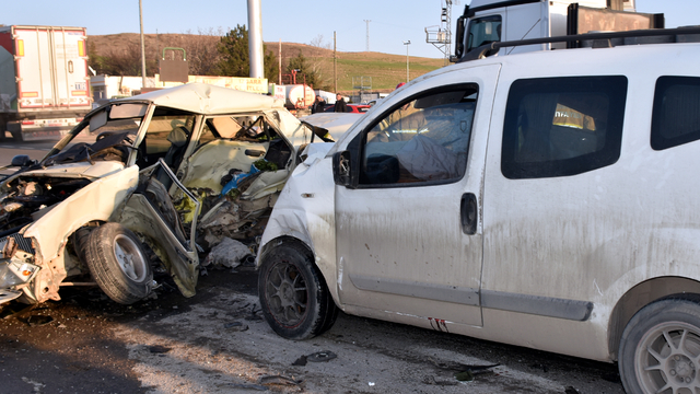 Kırıkkale'de otomobille hafif ticari aracın çarpıştığı kazada 2 kişi öldü, 2 kişi yaralandı