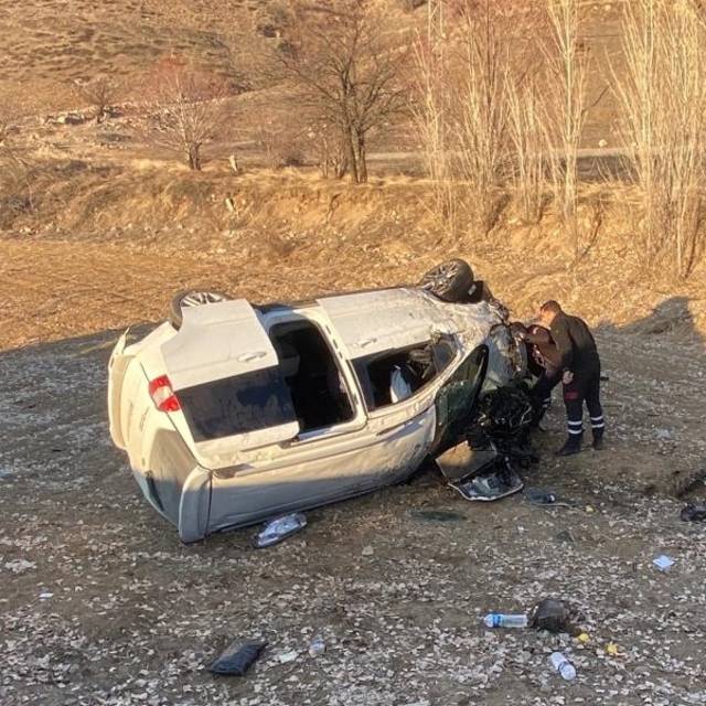 Erzincan'da hafif ticari aracın şarampole devrildiği kazada 4 kişi yaraland...