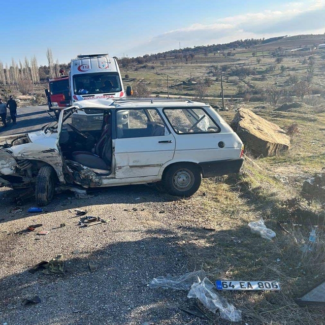 Uşak'ta iki otomobilin çarpıştığı kazada 5 kişi yaralandı