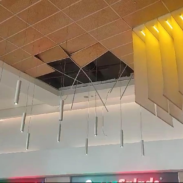 AVM'de yemek yiyen vatandaşın üstüne asma tavan parçası düştü