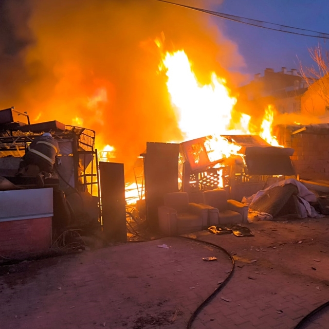 Afyonkarahisar'da ikinci el eşyalarının satıldığı iş yeri yangında hasar gö...