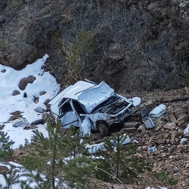 Gümüşhane'de dere yatağına devrilen otomobilin sürücüsü hayatını kaybetti