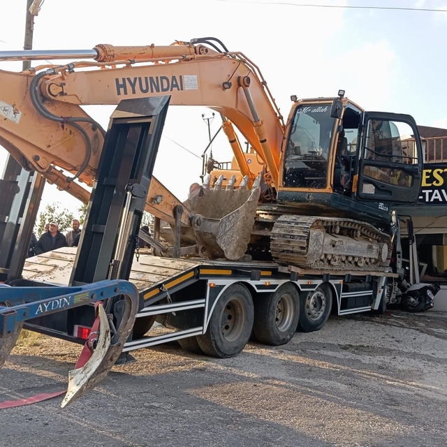 Hatay'da freni arızalanan tırın iş yerine girmesi sonucu sürücü yaralandı