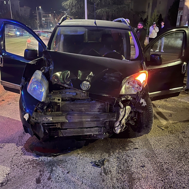 Bursa'da hafif ticari araç ile otomobil çarpıştı: 4 yaralı