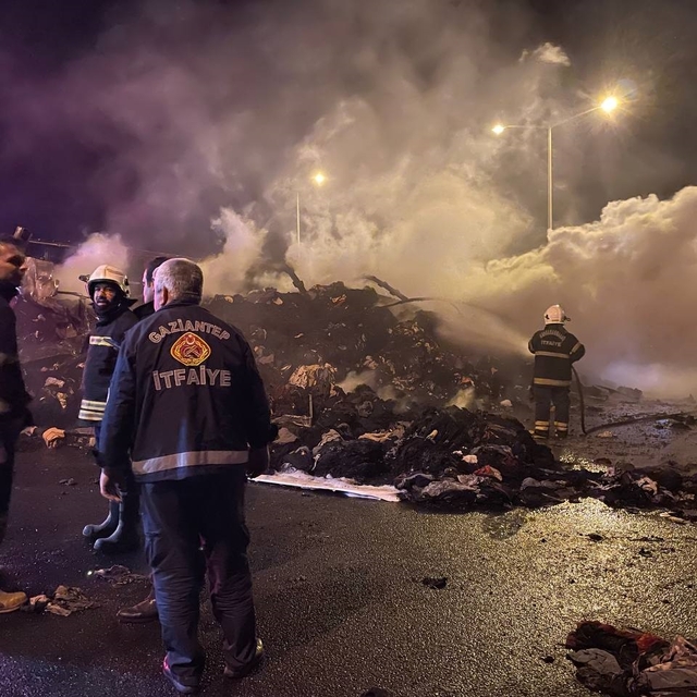TAG Otoyolu Gaziantep geçişindeki zincirleme kazada TIR ve otomobil yandı:...