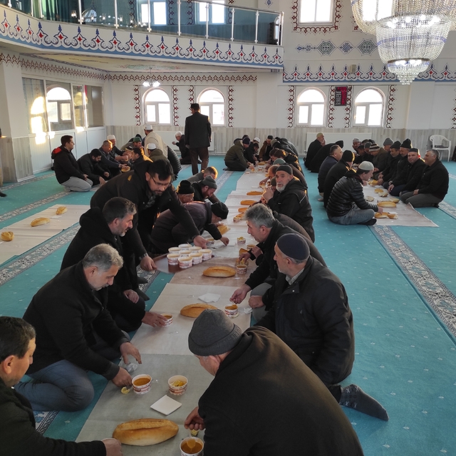 Niğde'de gençler ve aileleri sabah namazında buluştu