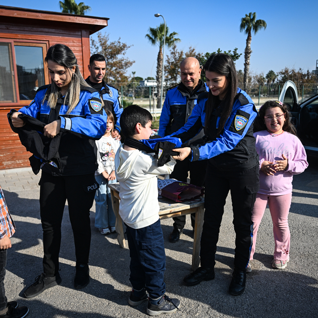 Adana'da ilkokul öğrencilerinin atlı polislerle gezme hayali gerçek oldu