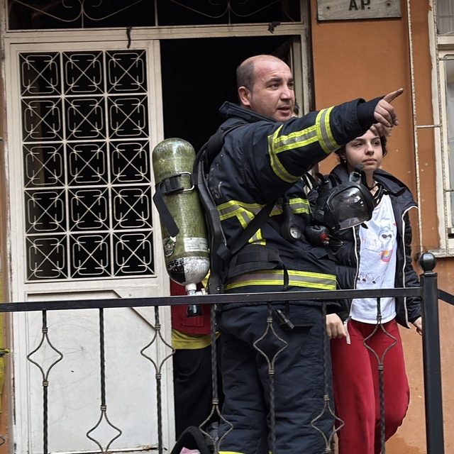 Rize'de bir binanın giriş katında çıkan yangın söndürüldü