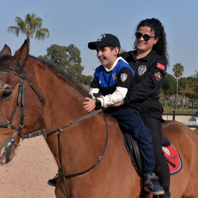 Poyraz Efe, resmini çizdiği, hayranı olduğu atlı polislerle buluştu