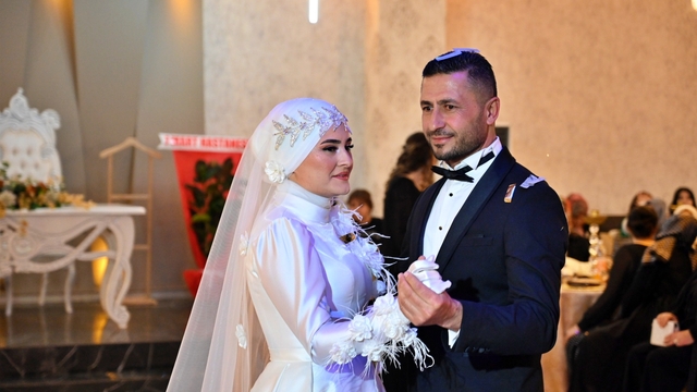 Osmanliyeli çift düğünlerine süsledikleri sepetli motosikletle gitti