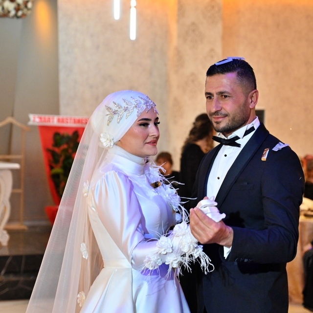 Osmanliyeli çift düğünlerine süsledikleri sepetli motosikletle gitti