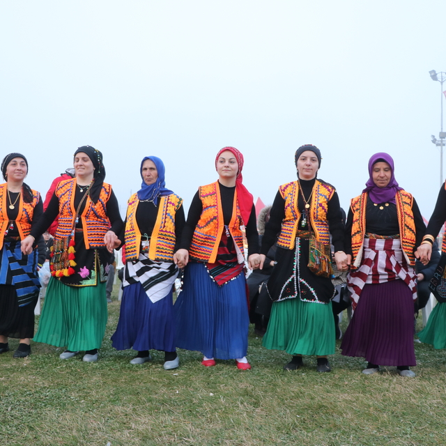 Karadenizli kadınlar yöresel kıyafetleriyle Tekirdağ'da şenliklere renk kat...