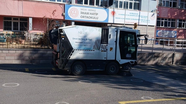 Niğde'de okul bahçeleri temizlendi