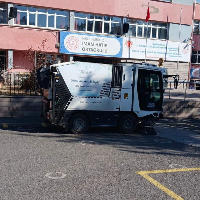 Niğde'de okul bahçeleri temizlendi