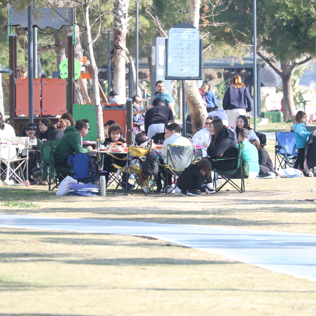 Antalya'da tatilin son gününde sahilde yoğunluk