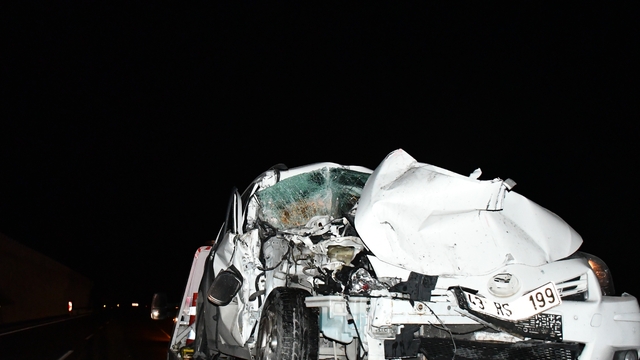 Bilecik'te kamyona arkadan çarpan otomobildeki 5 kişi yaralandı