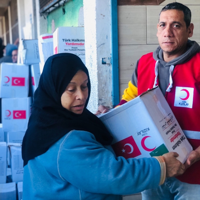 Türk Kızılay, çadır ve barınma malzemelerinden oluşan 57 tırın Gazze'ye gir...