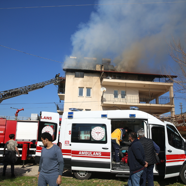 Fethiye'de evde çıkan yangında 5 kişi dumandan etkilendi