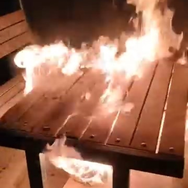 Parktaki bank ve masayı ateşe verip, o anları kaydettiler