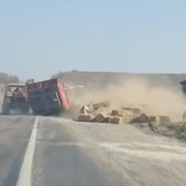 Fazla saman balyası yüklenen traktörün römorku devrildi; o anlar kamerada