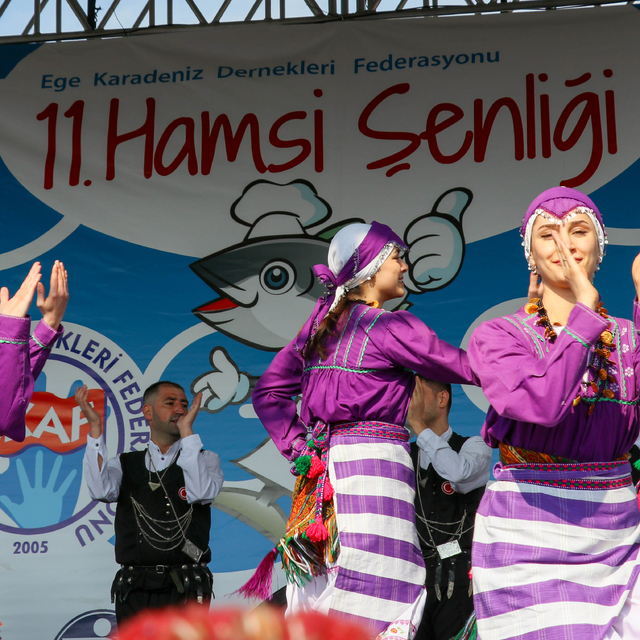 İzmir'de hamsi şenliğinde 5 ton hamsi dağıtıldı