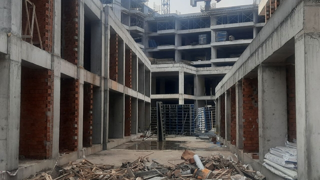 Kocaeli'de üzerine inşaat kalıbı düşen işçi ağır yaralandı