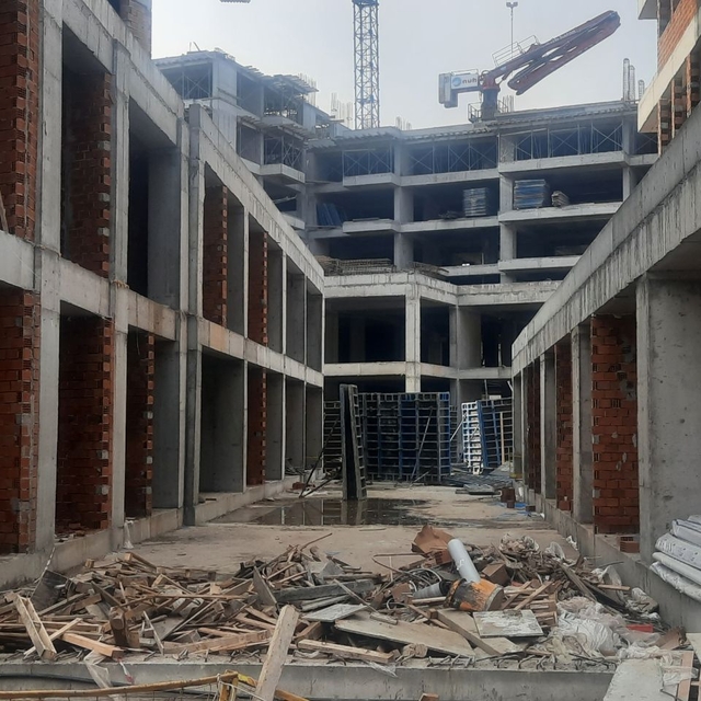 Kocaeli'de üzerine inşaat kalıbı düşen işçi ağır yaralandı