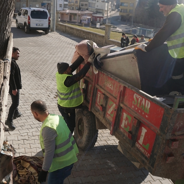 Kötü koku gelen evden 1 traktör atık malzeme çıktı; yardım eli uzandı