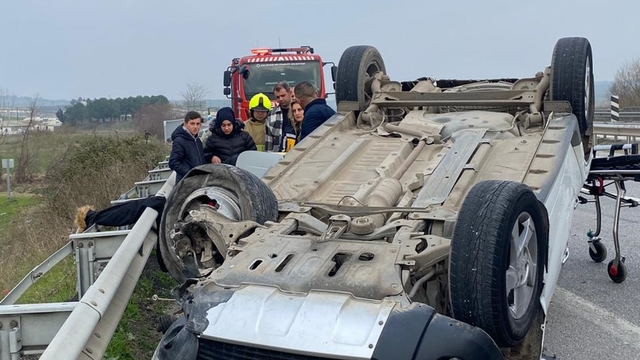 Bursa'da takla atan otomobildeki 3 kişi yaralandı